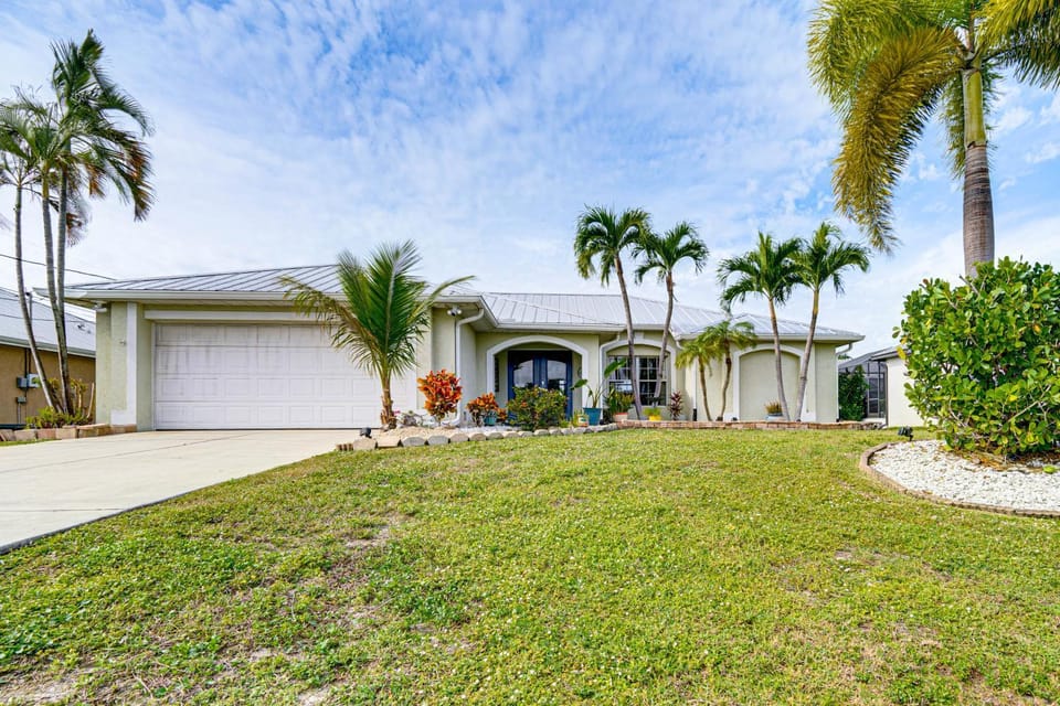 Poolside Lounge & Game Area: Cape Coral Retreat House in Cape Coral