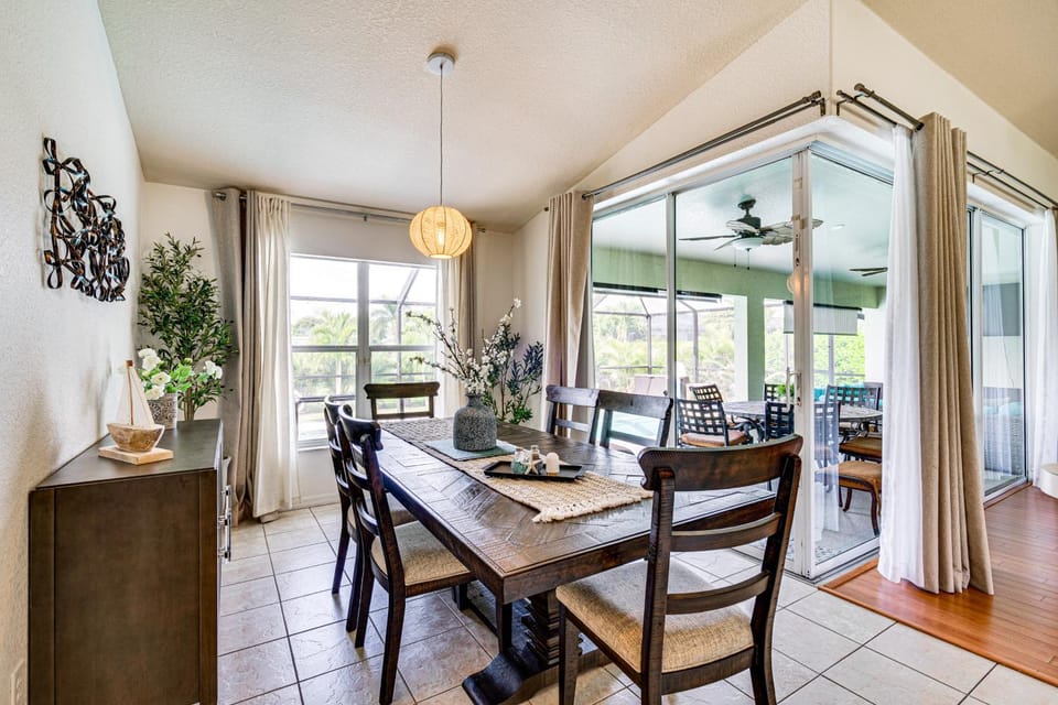 Poolside Lounge & Game Area: Cape Coral Retreat House in Cape Coral