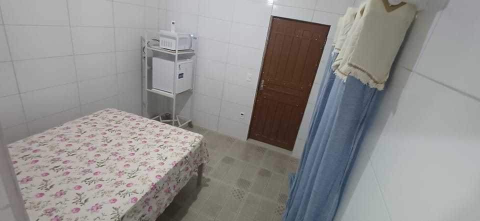Photo of the whole room, microwave, minibar