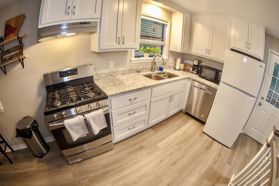 Coffee/tea facilities, Kitchen or kitchenette, dishwasher, stove