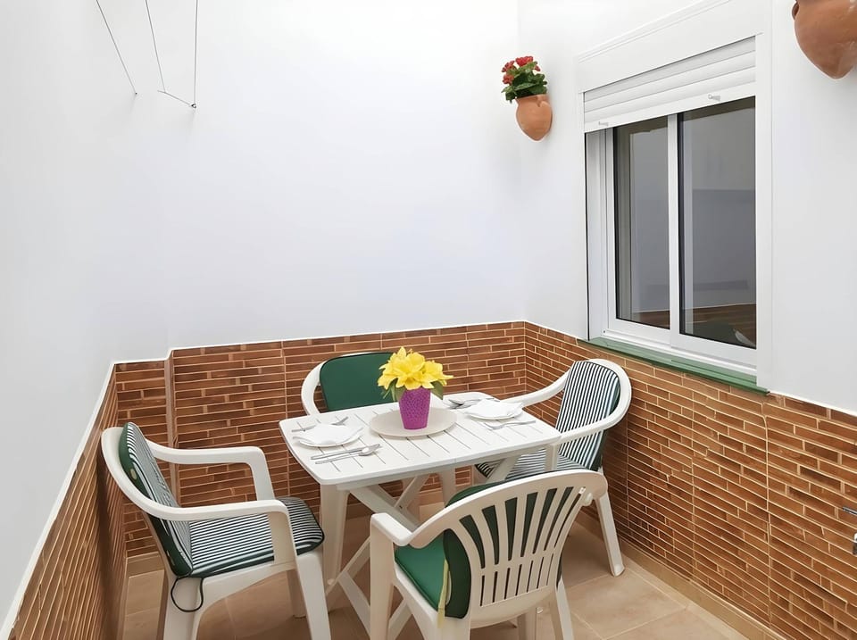 Apartamento en Conil de la Frontera ubicado en en una zona tranquila y muy bien situada para disfrutar del pueblo y de la playa sin necesidad de coche SOLO PARA FAMILIAS Y PAREJAS Apartment in Conil de la Frontera