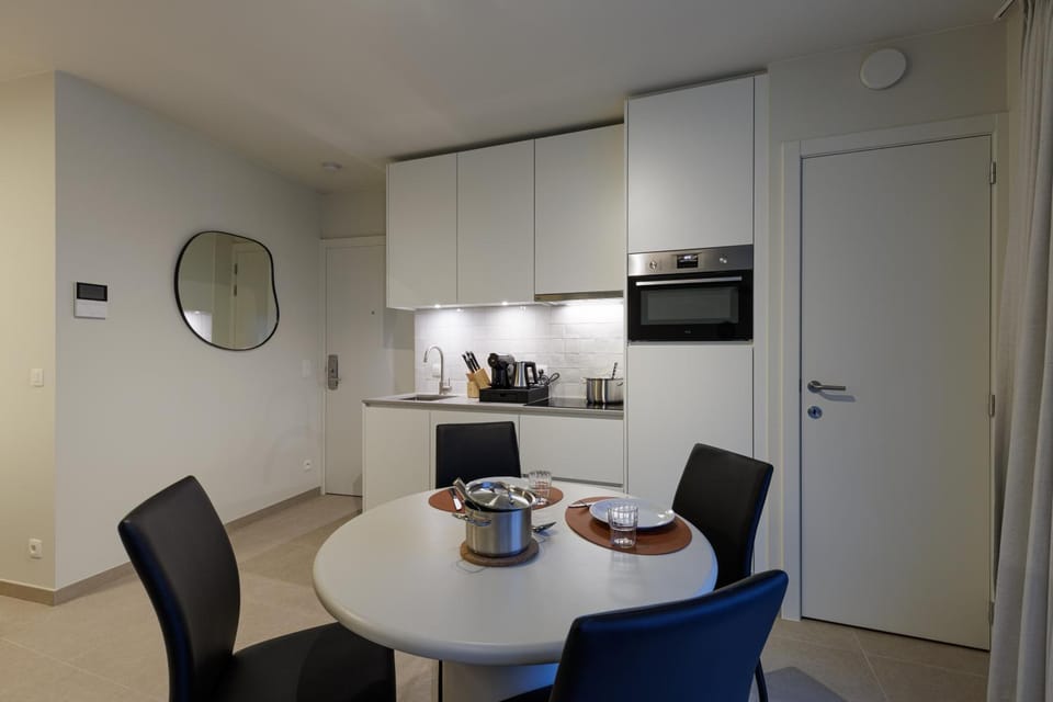 Coffee/tea facilities, Kitchen or kitchenette, Dining area, oven, stove