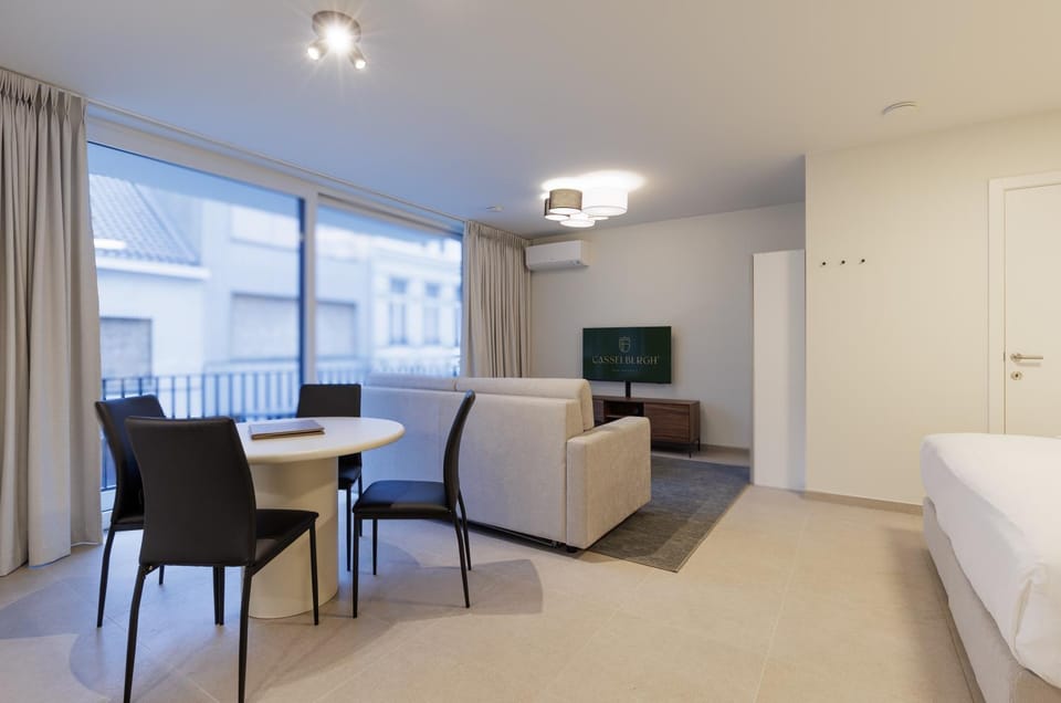 TV and multimedia, Living room, Photo of the whole room, Seating area, Dining area, Bedroom