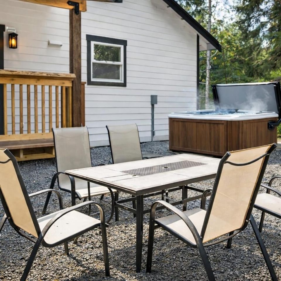 Minutes to Rainier- Main Floor Bedroom & Hot Tub House in Washington