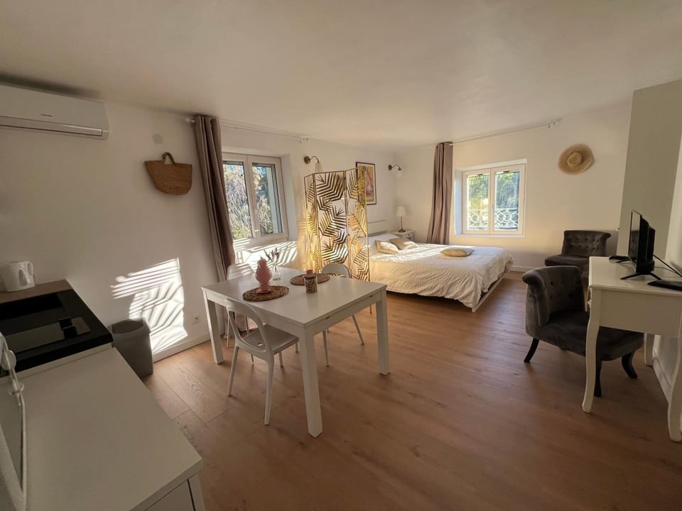 Studio au dernier étage d'une bastide grassoise Apartment in Grasse