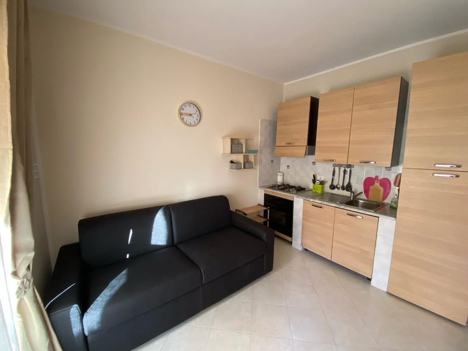 Kitchen or kitchenette, oven, pet friendly, stove