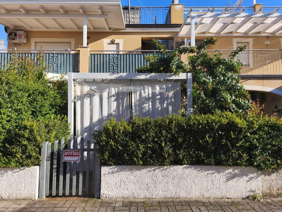 Property building, Day, Garden