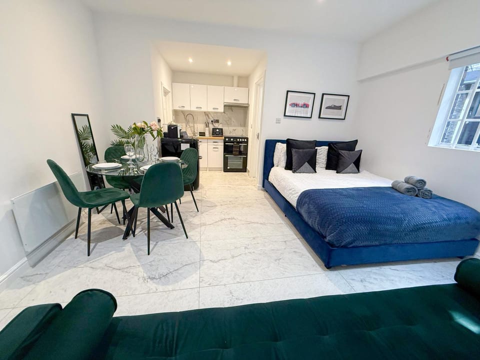 Property building, Bed, Kitchen or kitchenette, Living room, Photo of the whole room, Decorative detail, Seating area, Dining area, Bedroom, flat iron, hair dryier, heating, internet, storage, towels, wardrobe