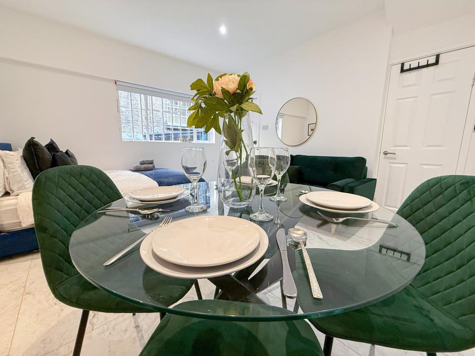 Bed, TV and multimedia, Decorative detail, Seating area, Dining area, flat iron, heating, wardrobe