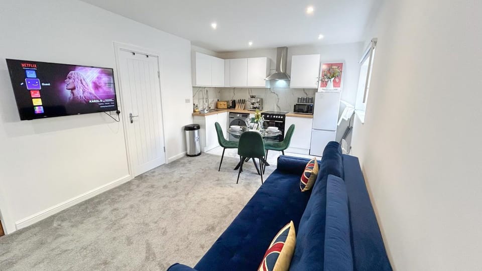 TV and multimedia, Decorative detail, Seating area, Dining area, flat iron, hair dryier, heating, kitchen, kitchen