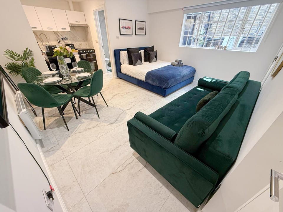 Bed, TV and multimedia, Kitchen or kitchenette, Living room, Photo of the whole room, Seating area, Dining area, Bedroom, flat iron, hair dryier, heating, internet, storage