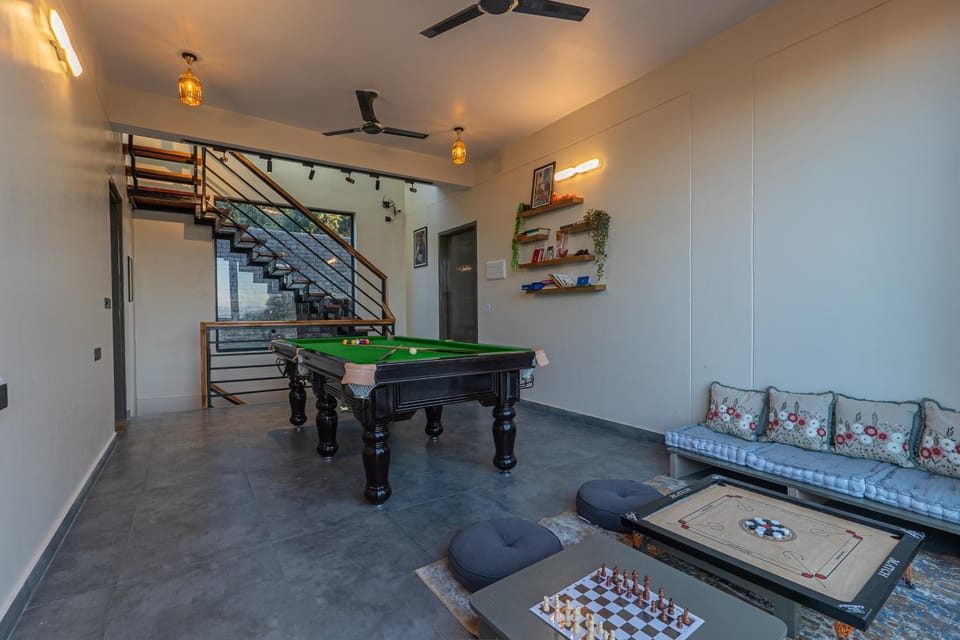 Billiard, Game Room
