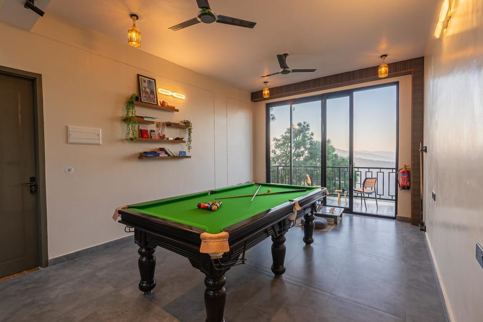 Billiard, Game Room