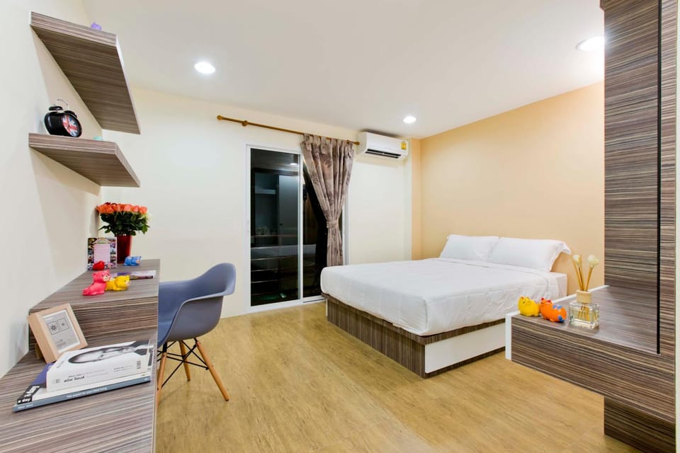 Photo of the whole room, Bedroom