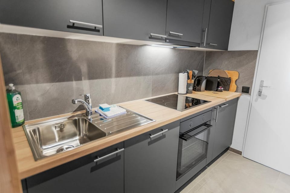 Coffee/tea facilities, dishwasher, oven, stove, kitchen