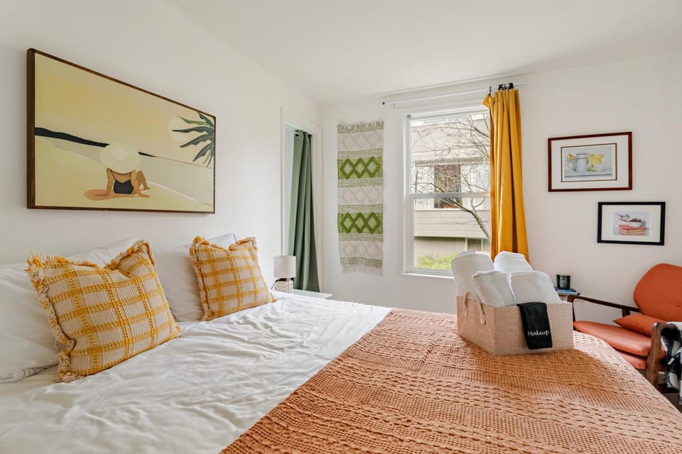 Bed, Photo of the whole room, Bedroom