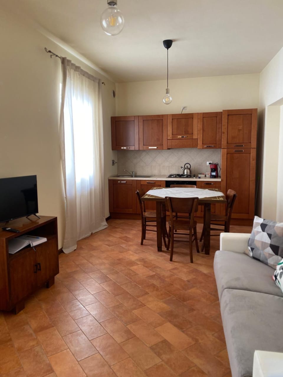 TV and multimedia, Kitchen or kitchenette, Living room, Dining area, stove