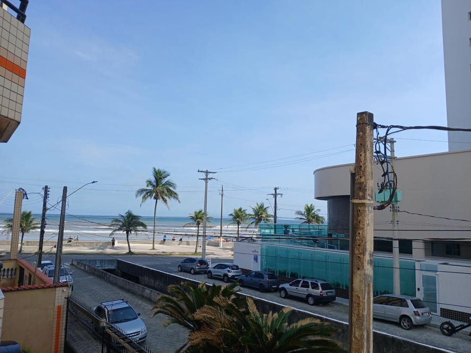 20 metros da praia,garagem,sossego Apartment in Itanhaém