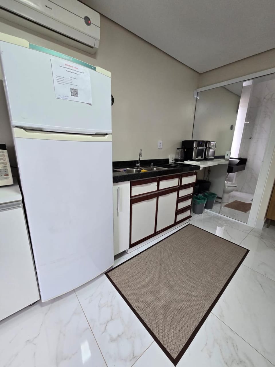 Kitchen or kitchenette, minibar, oven, stove