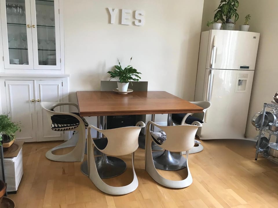 Kitchen or kitchenette, Dining area