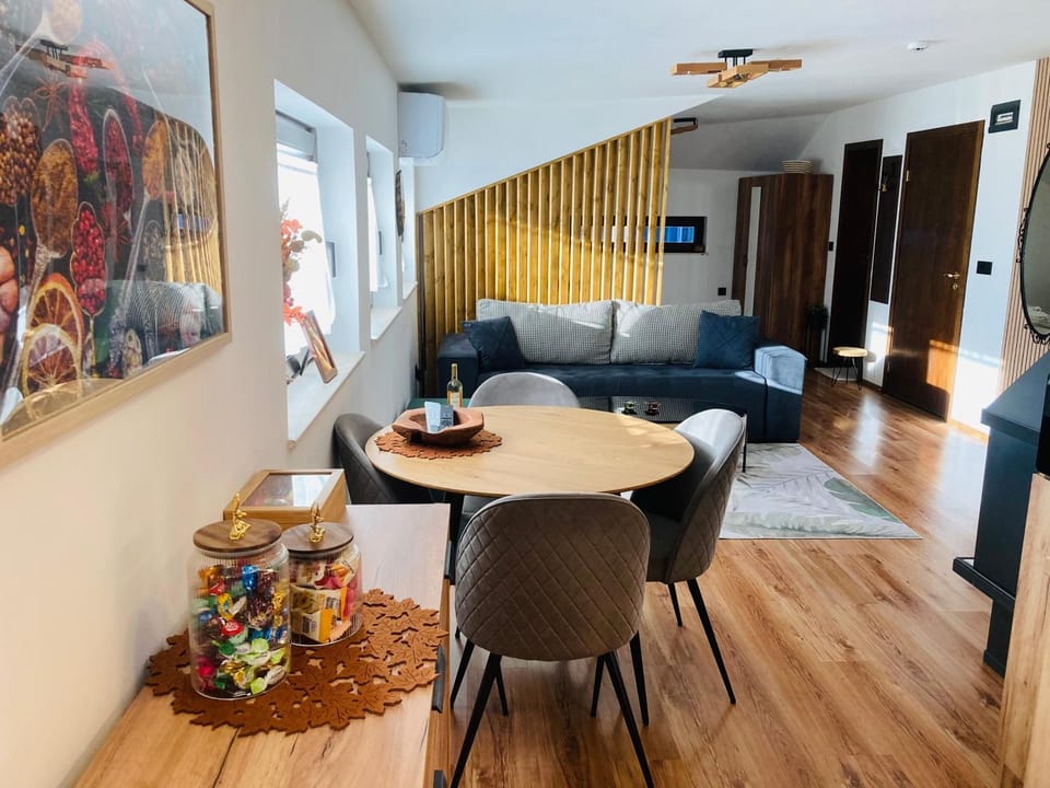 TV and multimedia, Living room, Seating area, Dining area, fireplace, fireplace, air conditioner, air conditioner