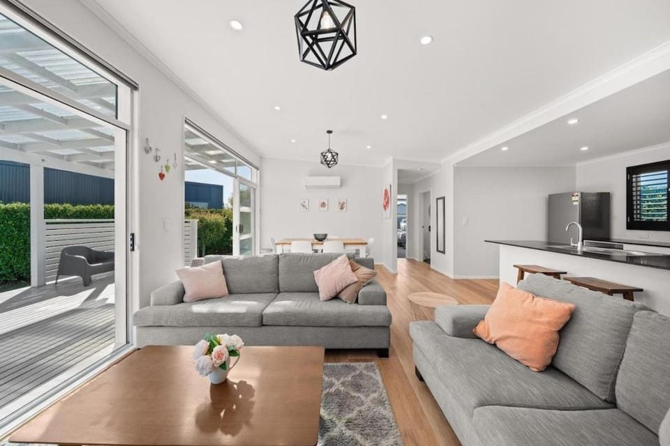 Burgundy Escape -Sunny house , Pool Access House in Martinborough