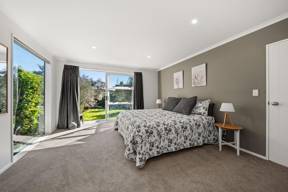 La Burgundy - Martinborough House in Martinborough