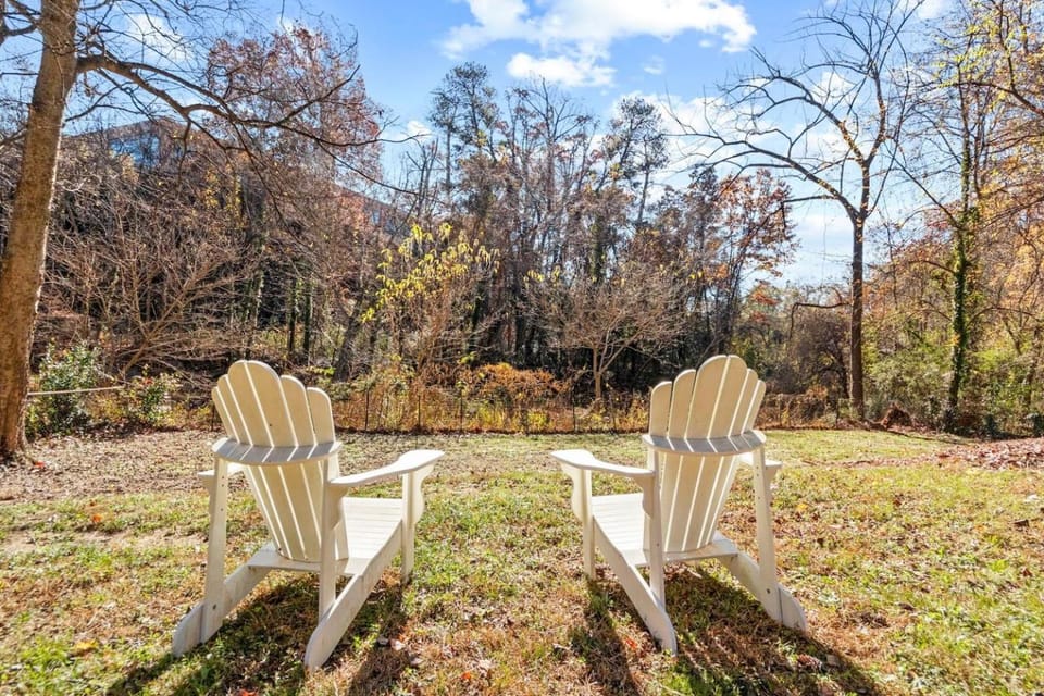Creekside Buckhead 3BR 2BA Half Acre Lot Near Lenox, Buckhead Hospital House in North Druid Hills