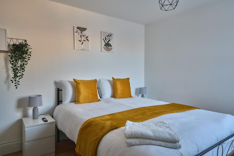 Bed, Photo of the whole room, towels