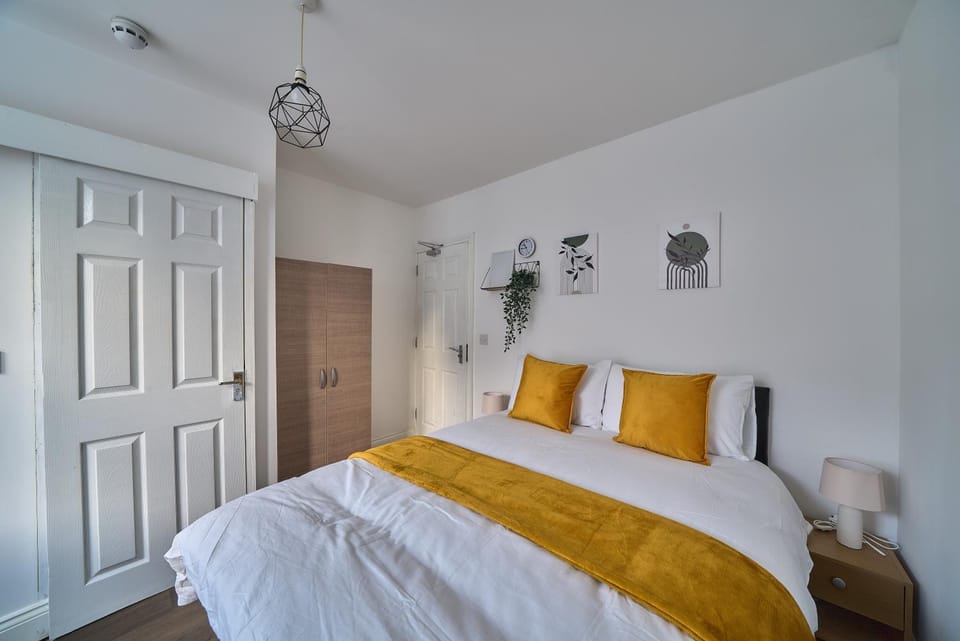 Bed, Photo of the whole room, wardrobe
