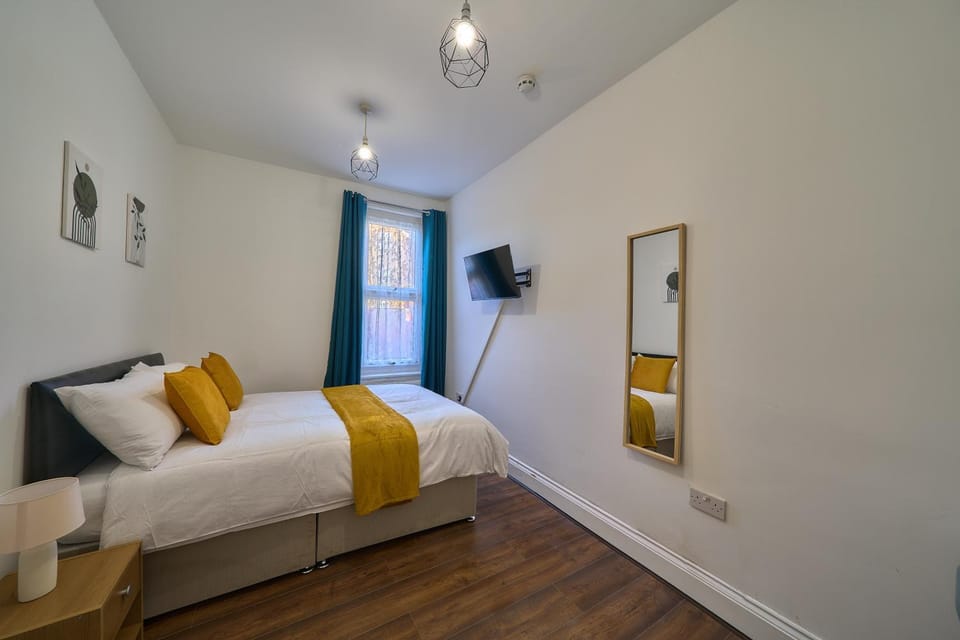 Bed, TV and multimedia, Photo of the whole room