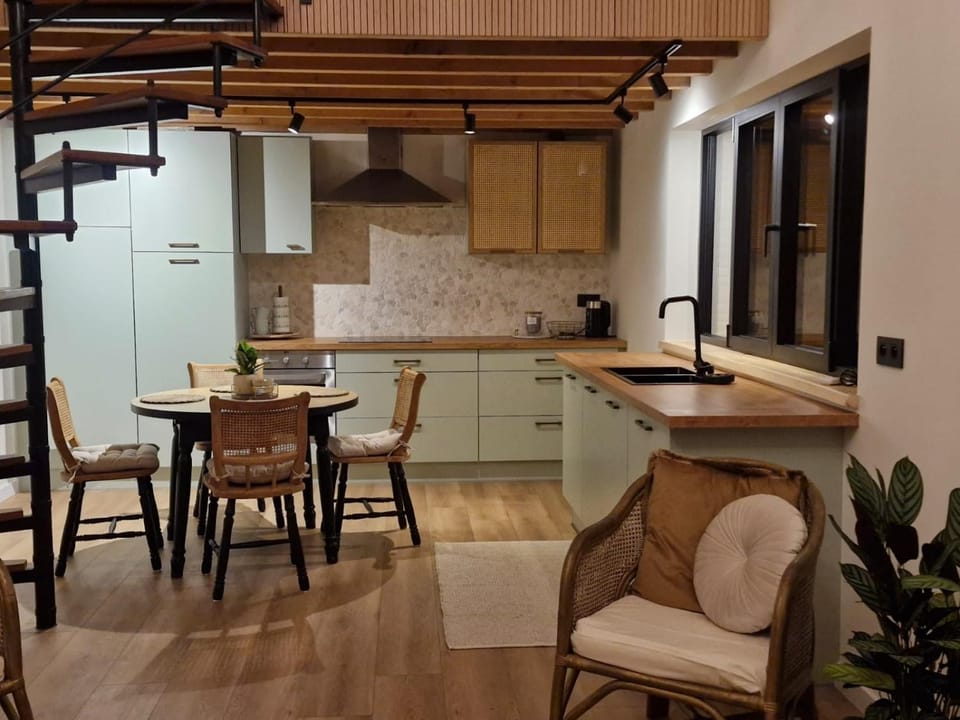 Kitchen or kitchenette, Dining area, stove