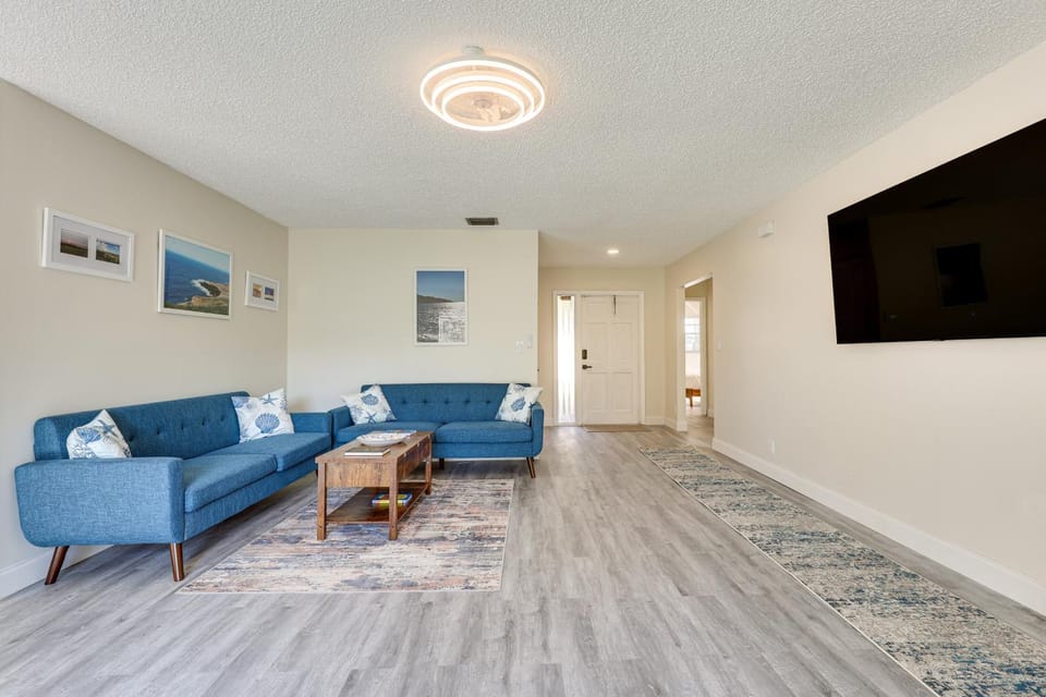 Walk to Shops & Eats, 3 Mi to Beach! Hollywood Gem House in Dania Beach