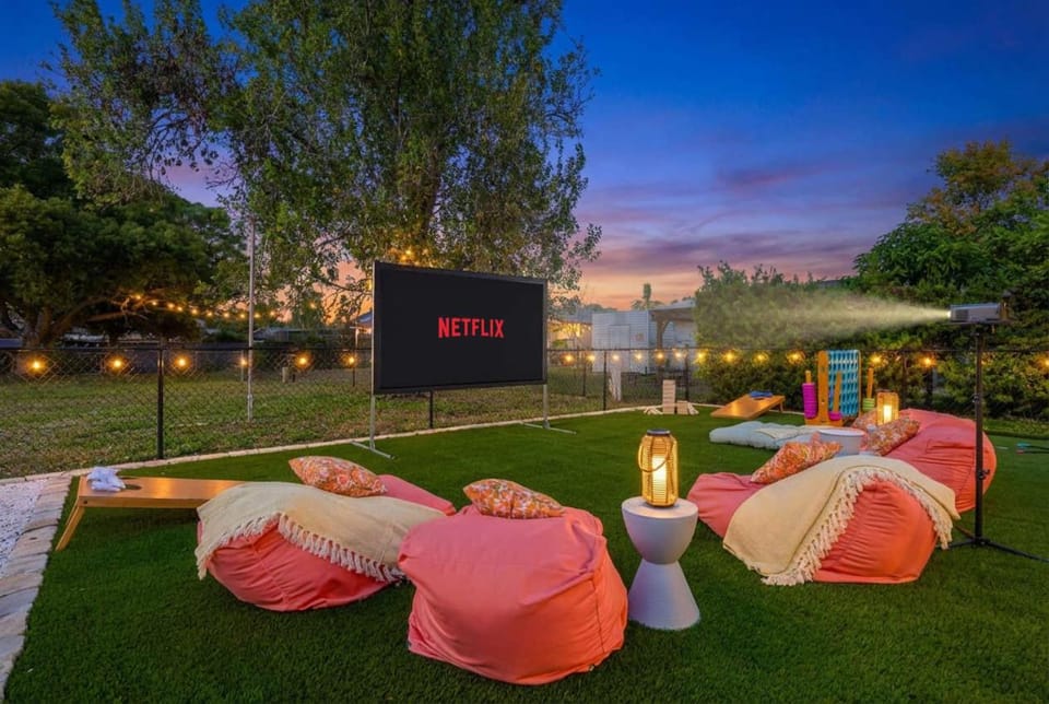 Sleeps 12 Game Room Theatre Tiki Bar Pool House in Bradenton