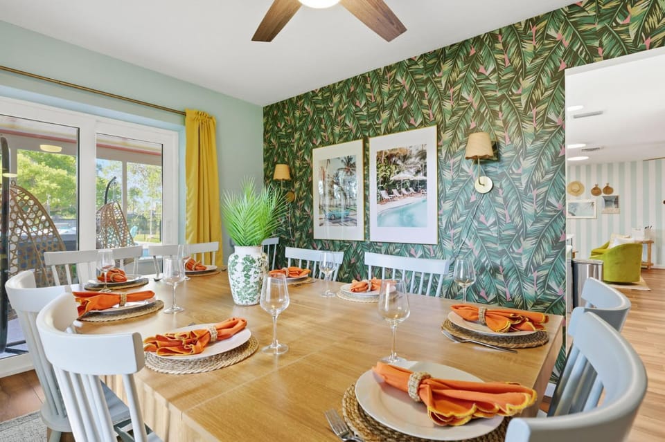 Sleeps 12 Game Room Theatre Tiki Bar Pool House in Bradenton