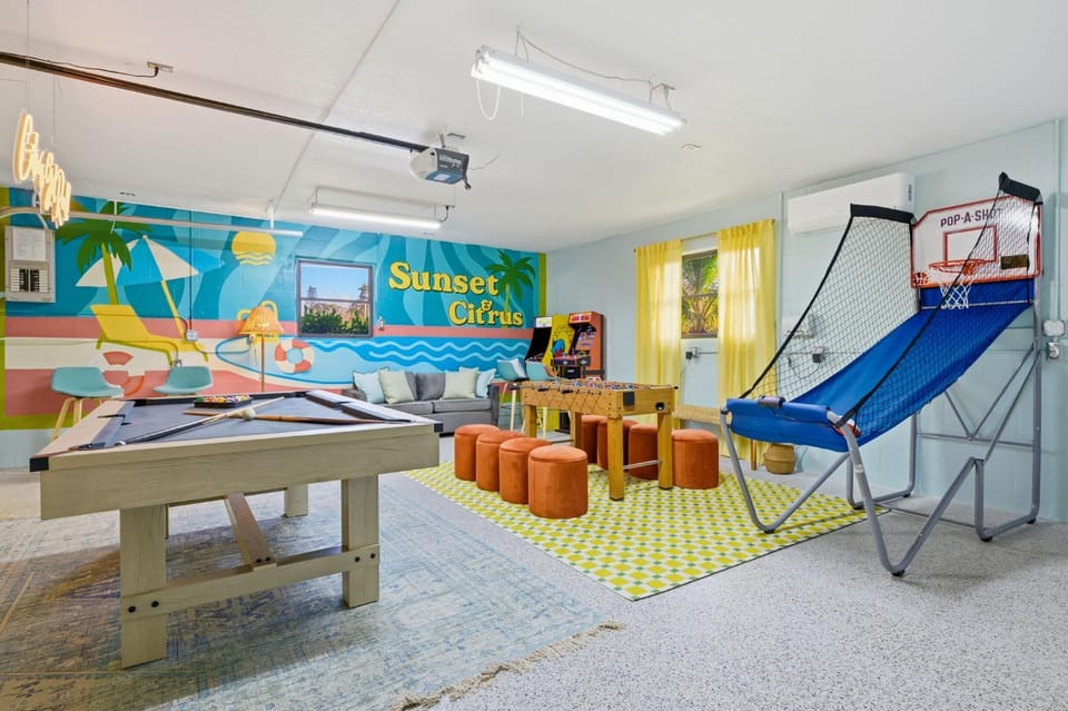 Sleeps 12 Game Room Theatre Tiki Bar Pool House in Bradenton