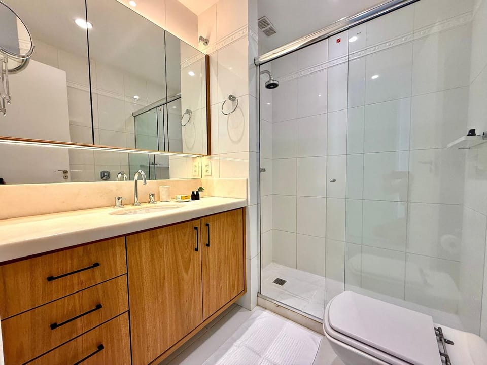 3 quartos, recepção 24h e garagem - Leblon Apartment in Rio de Janeiro