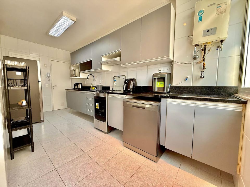 3 quartos, recepção 24h e garagem - Leblon Apartment in Rio de Janeiro