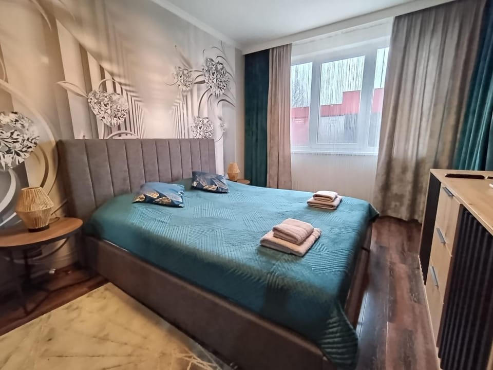 Bed, towels