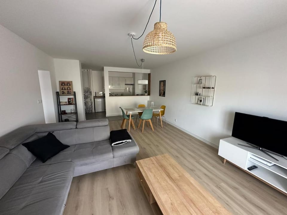 TV and multimedia, Living room, Seating area, Dining area