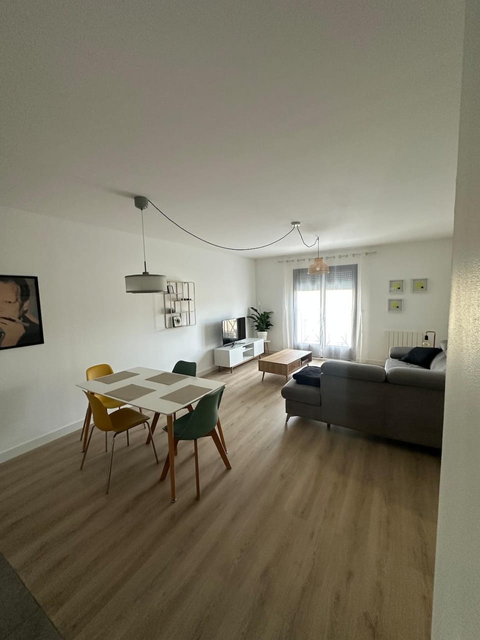 TV and multimedia, Living room, Seating area, Dining area