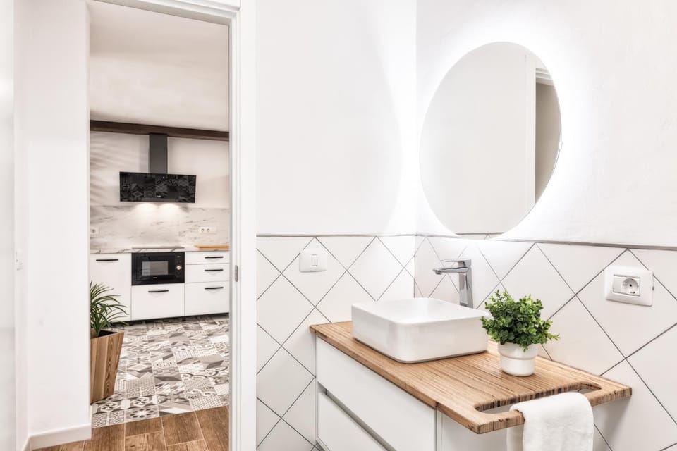 Bathroom, Kitchen or kitchenette, microwave, stove