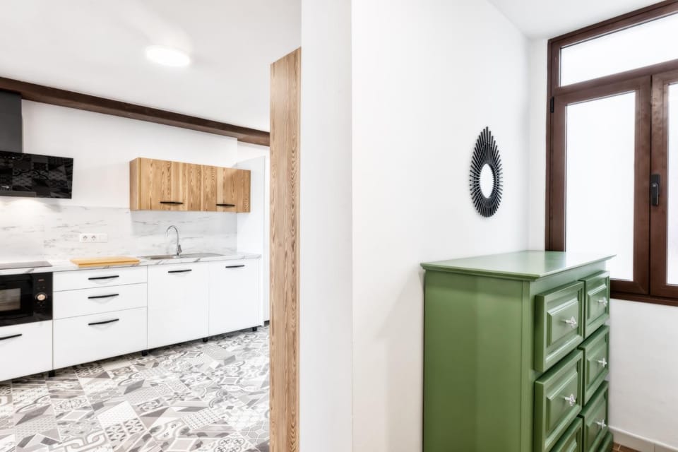 Kitchen or kitchenette, microwave, stove