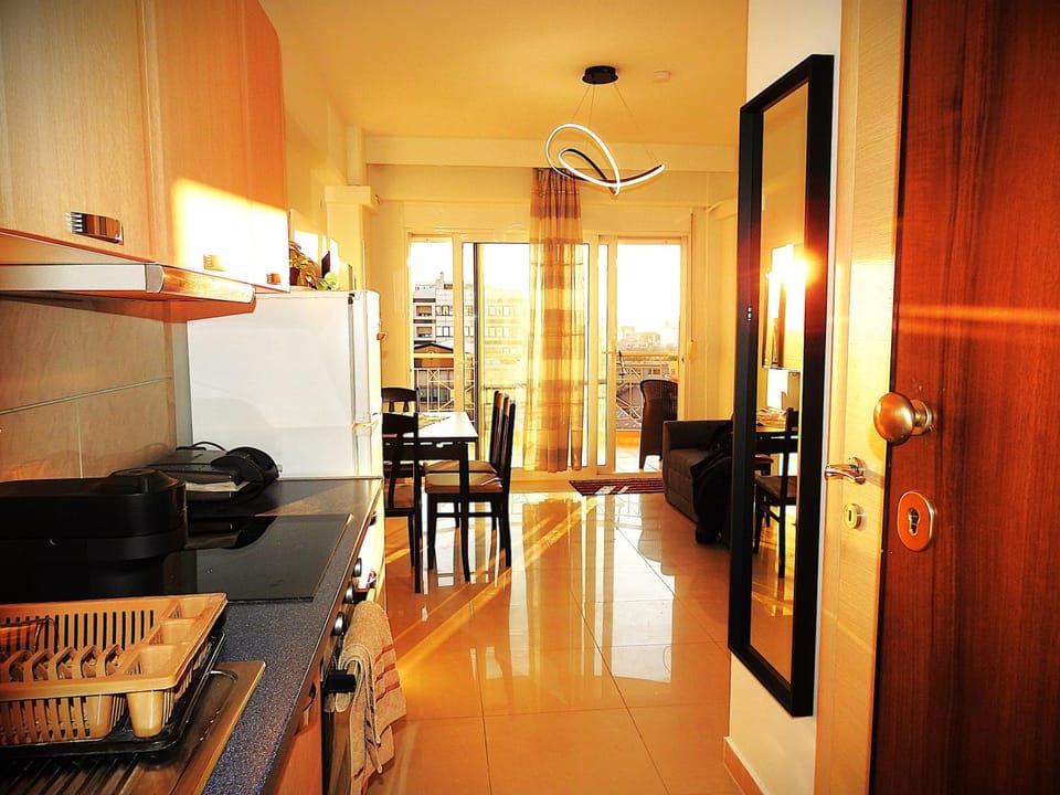 Kitchen or kitchenette, Dining area, oven, pet friendly