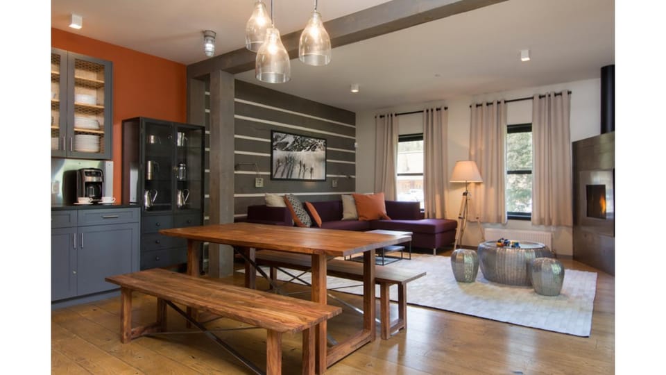 Day, TV and multimedia, Living room, Seating area, Dining area, fireplace, furniture