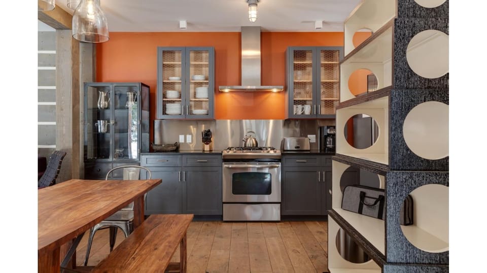 Day, TV and multimedia, Kitchen or kitchenette, Dining area, furniture, microwave, oven, stove, kitchen