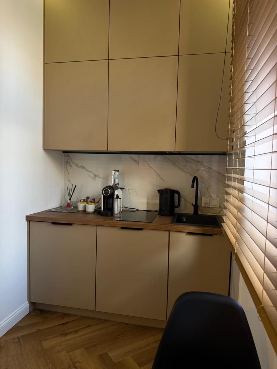 Coffee/tea facilities, Kitchen or kitchenette, stove
