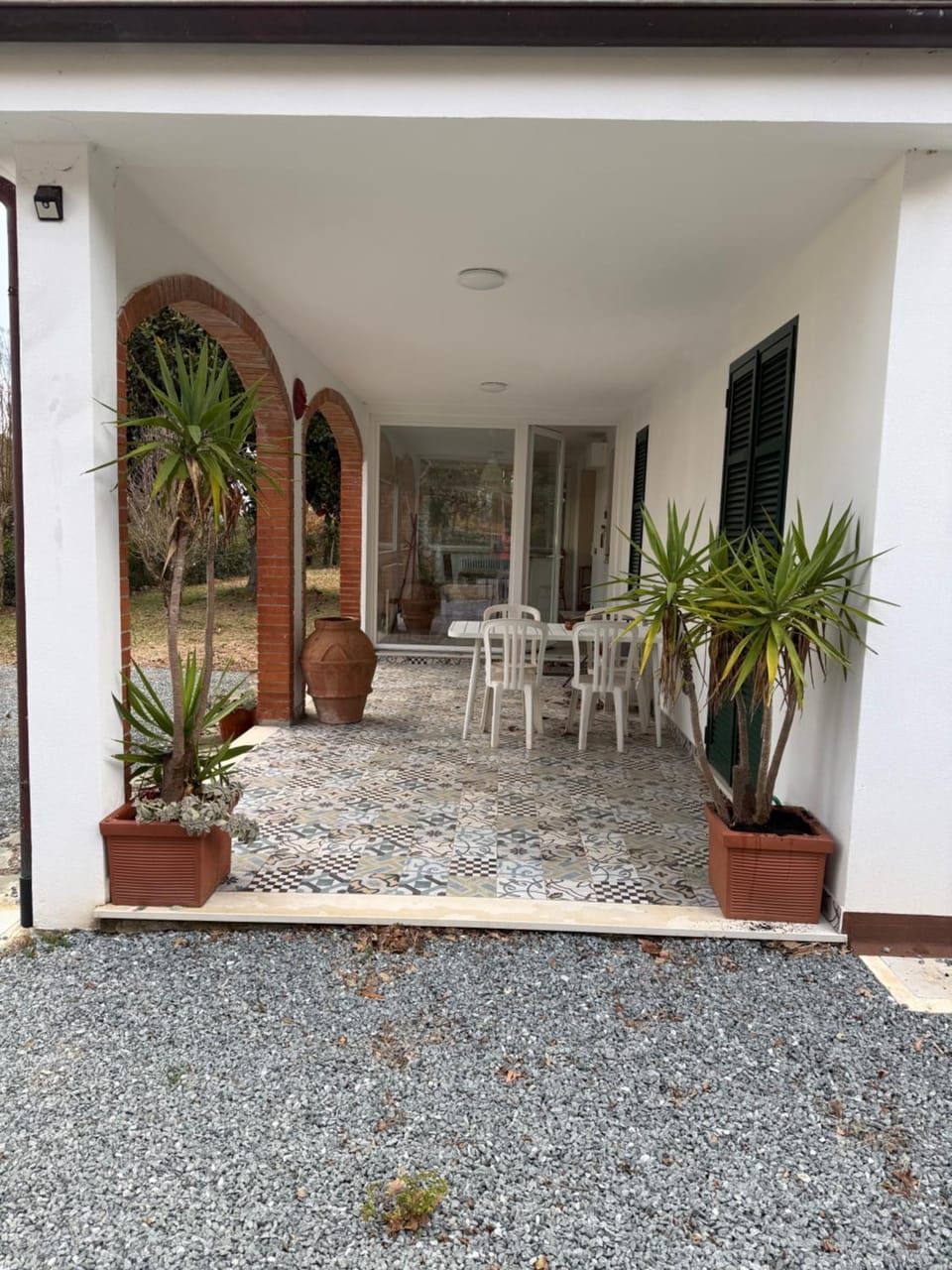 Property building, Patio, Day, Balcony/Terrace, Dining area