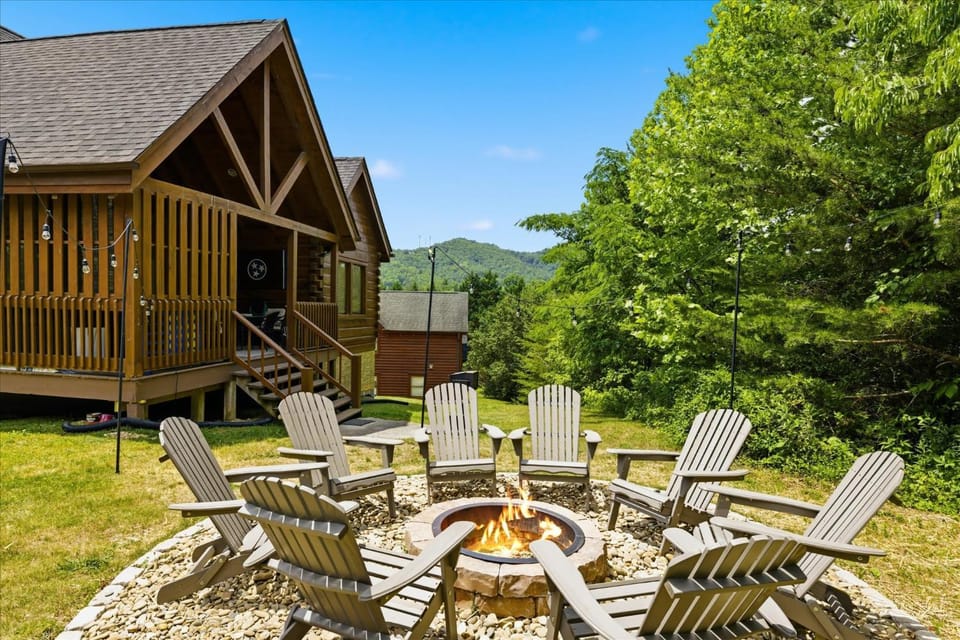 Pinewood Lodge by Beyond Expectations w Hot Tub House in Pigeon Forge