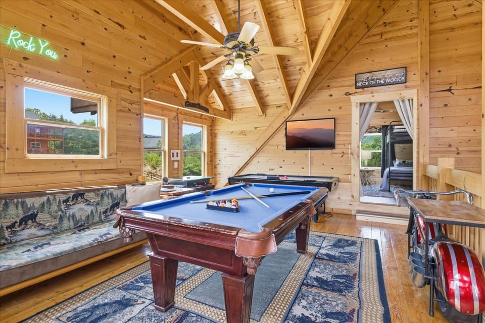 Pinewood Lodge by Beyond Expectations w Hot Tub House in Pigeon Forge